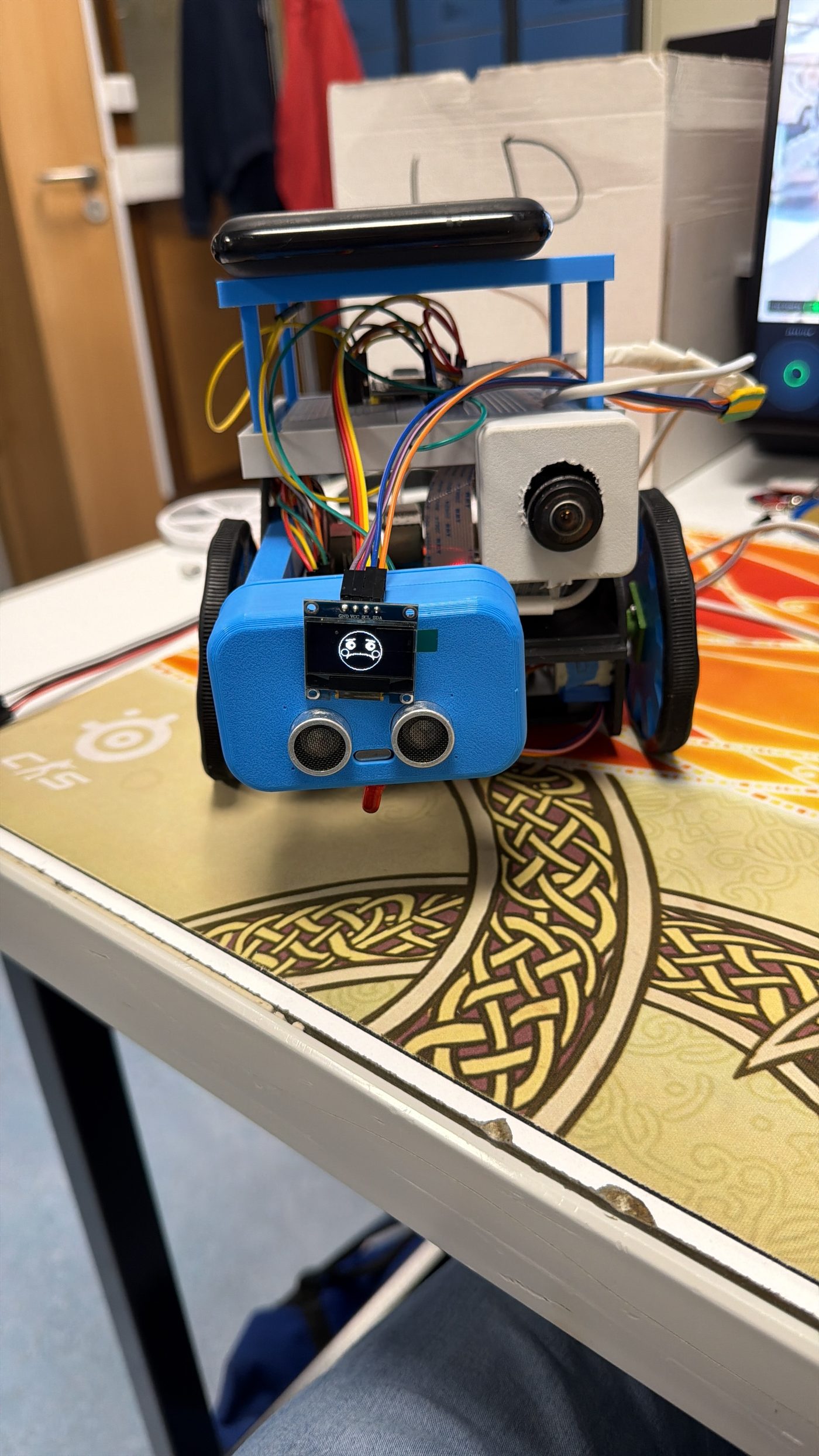 RoboTank assemblé — robot de surveillance et de mesure WiFi